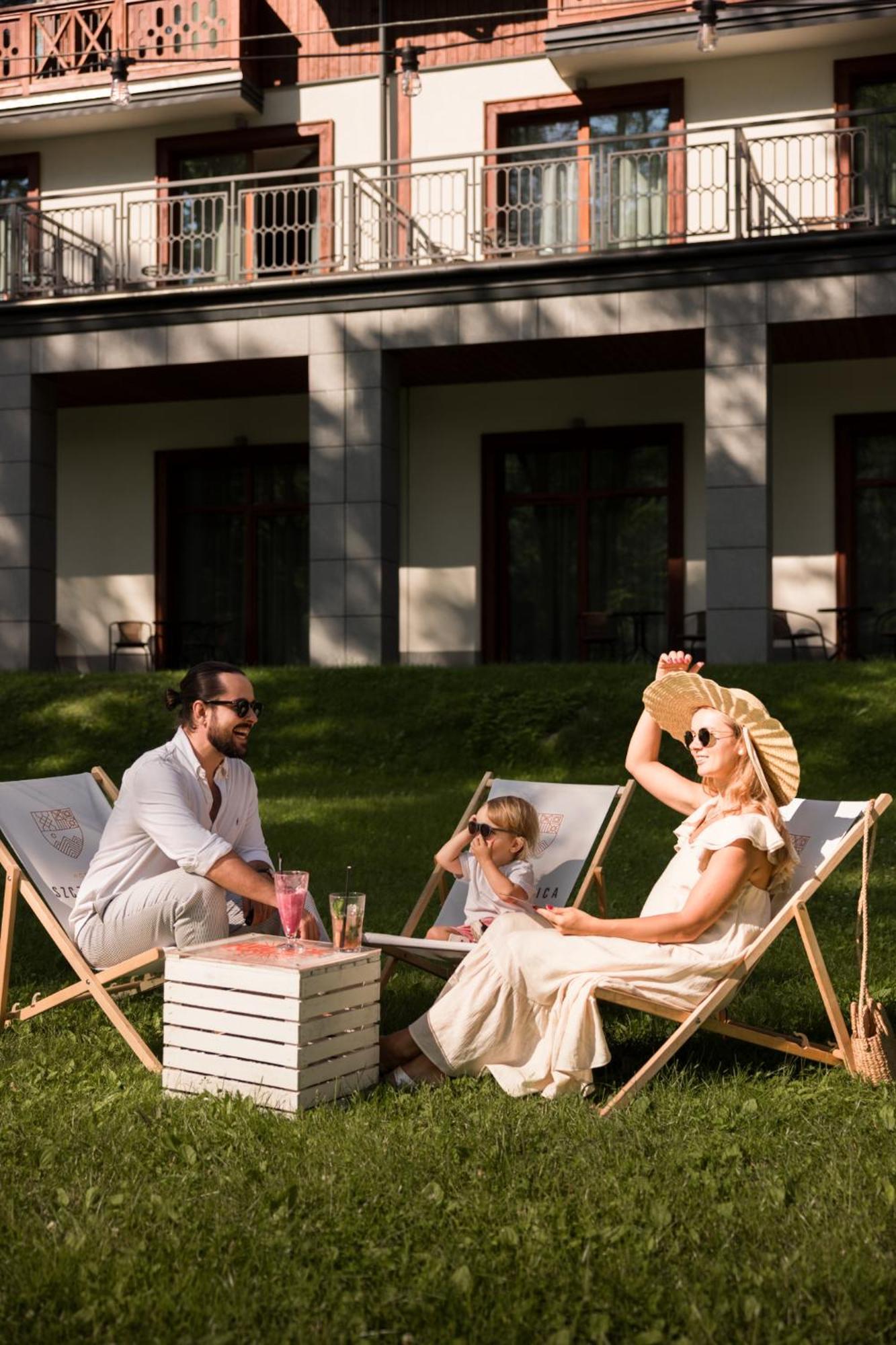 Szczawnica Park Resort & Spa Kültér fotó Family at the hotel